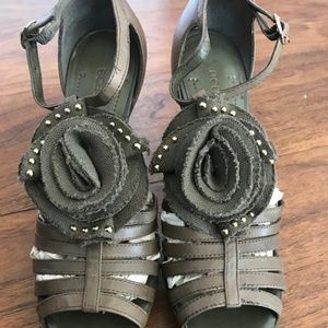 BEAUTIFUL BCBGIRLS SHOES SIZE 7.5 OLIVE GREEN